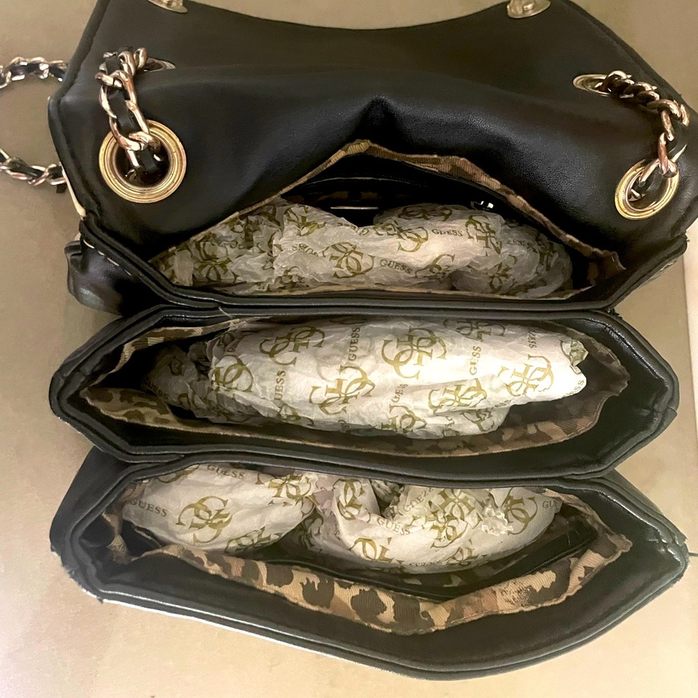 BLACK AND WHITE SMALL GUESS HANDBAG! - Picture 2 of 5